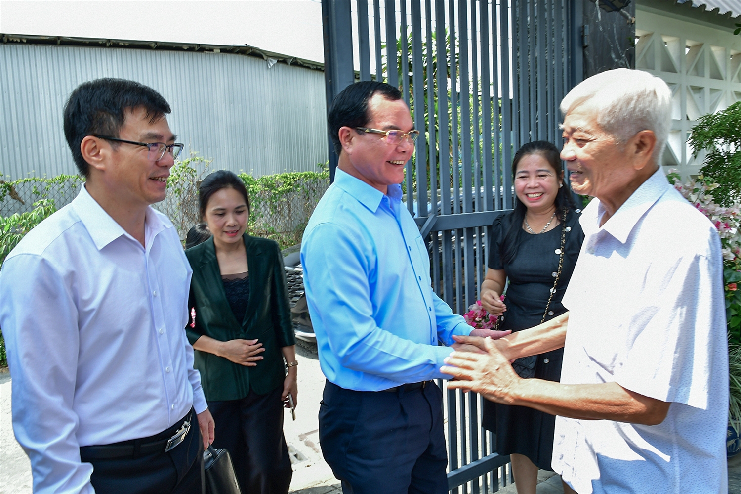 Bộ trưởng đến thăm, chúc tết gia đình ông Sơn Song Sơn - nguyên Phó Trưởng ban Thường trực Ban Chỉ đạo Tây Nam Bộ. 