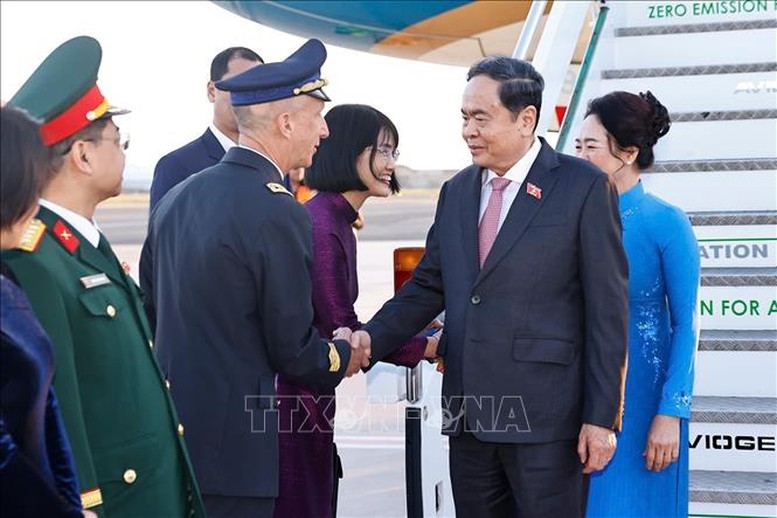 Lễ đón Chủ tịch Quốc hội Trần Thanh Mẫn và Phu nhân tại sân bay Ciampino, thành phố Rome, Cộng hòa Italy - Ảnh: TTXVNLễ đón Chủ tịch Quốc hội Trần Thanh Mẫn và Phu nhân tại sân bay Ciampino, thành phố Rome, Cộng hòa Italy - Ảnh: TTXVN