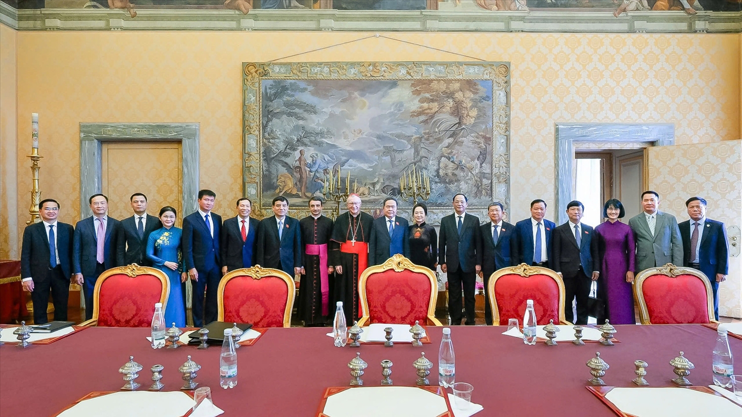 Chủ tịch Quốc hội Trần Thanh Mẫn hội kiến Thủ tướng Tòa Thánh Vatican Pietro Parolin. (Ảnh: QH) 