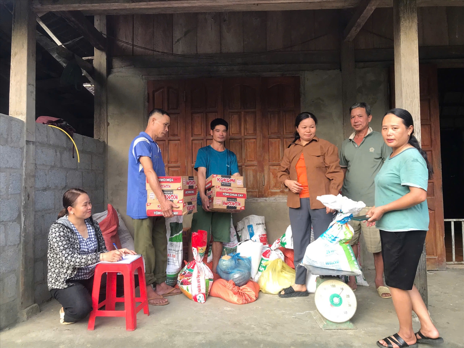 Thiên tai là gánh nặng khiến kết quả giảm nghèo cứ trầy trượt như người leo núi mùa mưa. (Trong ảnh: Người dân thôn Đuông Nưa, xã Cao Minh, tỉnh Thái Nguyên đóng góp nhu yếu phẩm hỗ trợ đồng bào vùng lũ tháng 10/2025)