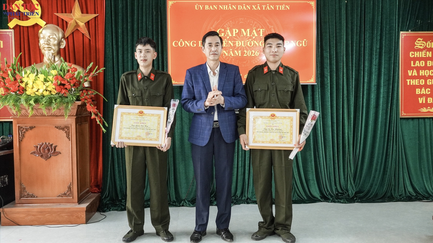 Thanh niên Sú Xín Phương (đứng ngoài cùng bên phải), người dân tộc Cơ Lao ở thôn Tả Chải, xã Tân Tiến, trúng tuyển thực hiện nghĩa vụ Công an Nhân dân năm 2026