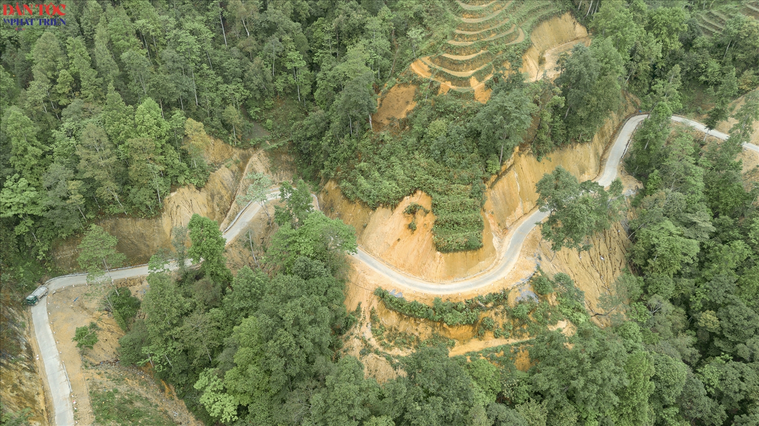 Một đoạn đường liên thôn tại xã Tân Tiến được xây dựng từ nguồn vốn Chương trình MTQG Phát triển KT-XH vùng đồng bào DTTS và miền núi giai đoạn 2021–2030, góp phần cải thiện hạ tầng và tạo điều kiện phát triển sinh kế cho đồng bào dân tộc Cơ Lao.