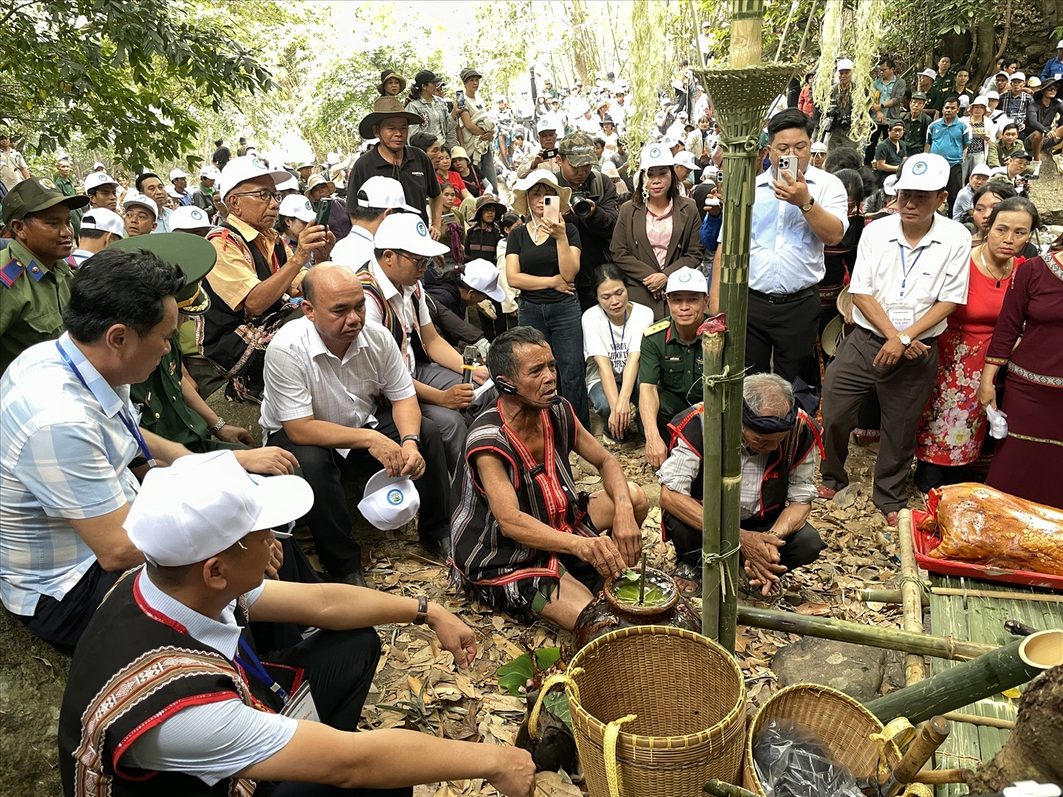 Lễ cúng rừng thu hút hàng ngàn người dân và du khách tham gia trải nghiệm