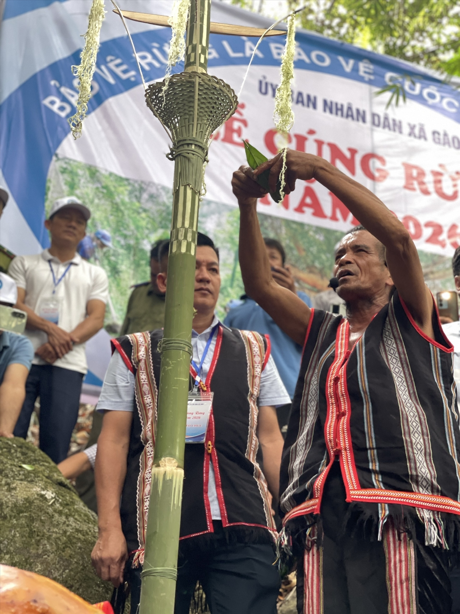Hội đồng già làng thực hiện nghi lễ, bày tỏ lòng biết ơn của dân làng đến các thần đã che chở