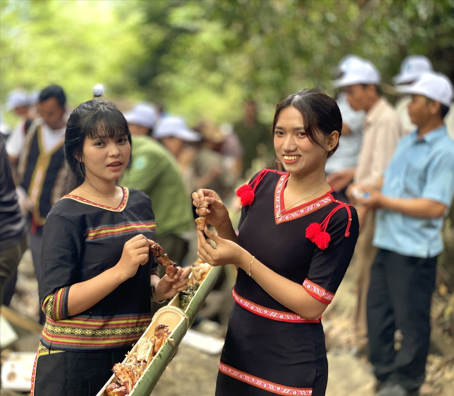 Người dân thưởng thức bữa tiệc rừng độc đáo