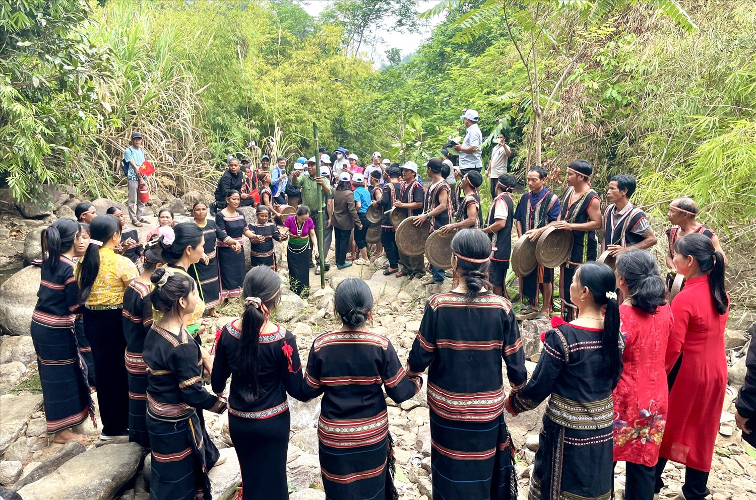 Cộng đồng Gia Rai làng De Chí trình diễn cồng chiêng, múa xoang rộn ràng trong ngày lễ