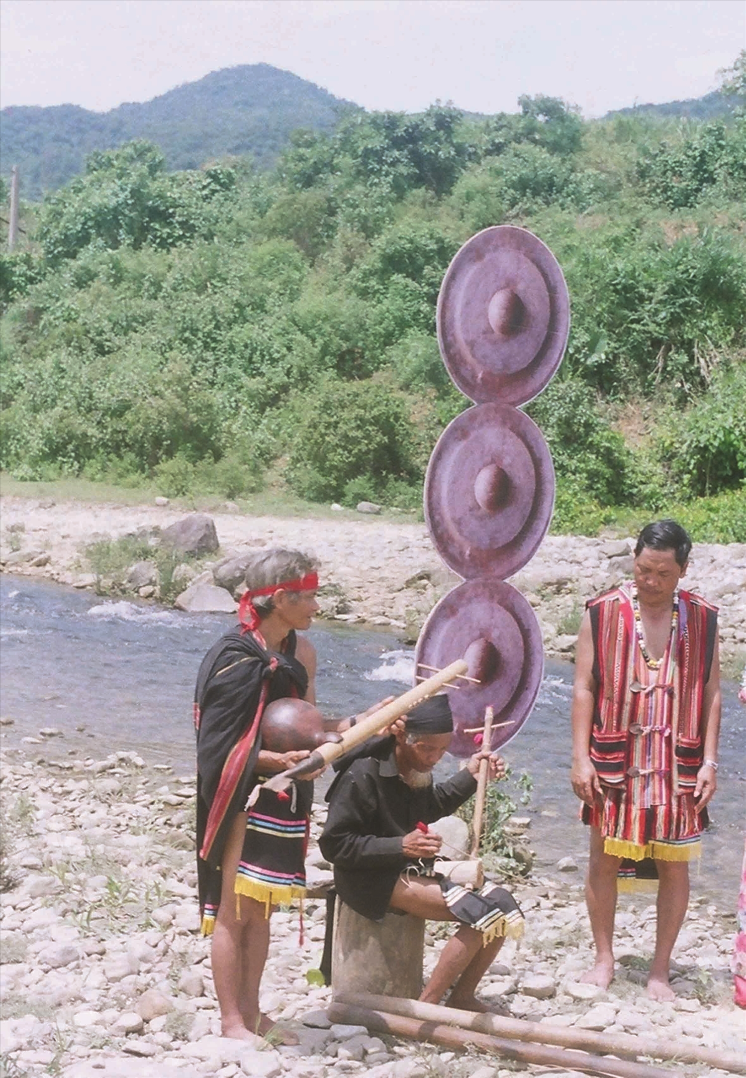 Ông Dương Lai (bên phải ngoài cùng) cùng các nghệ nhân ở xã Trà Kót (cũ) trong Chương trình Làng Việt “Người Co ở xã Trà Kót” do Đài Truyền hình Việt Nam (VTV3) thực hiện