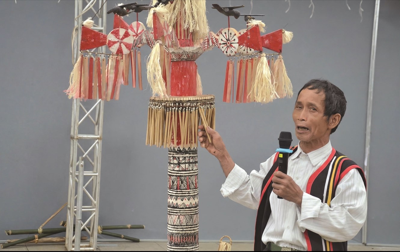 Già Hồ Văn Đường giới thiệu về làm cây nêu của người Co ở Tây Trà. Ảnh Như Đồng