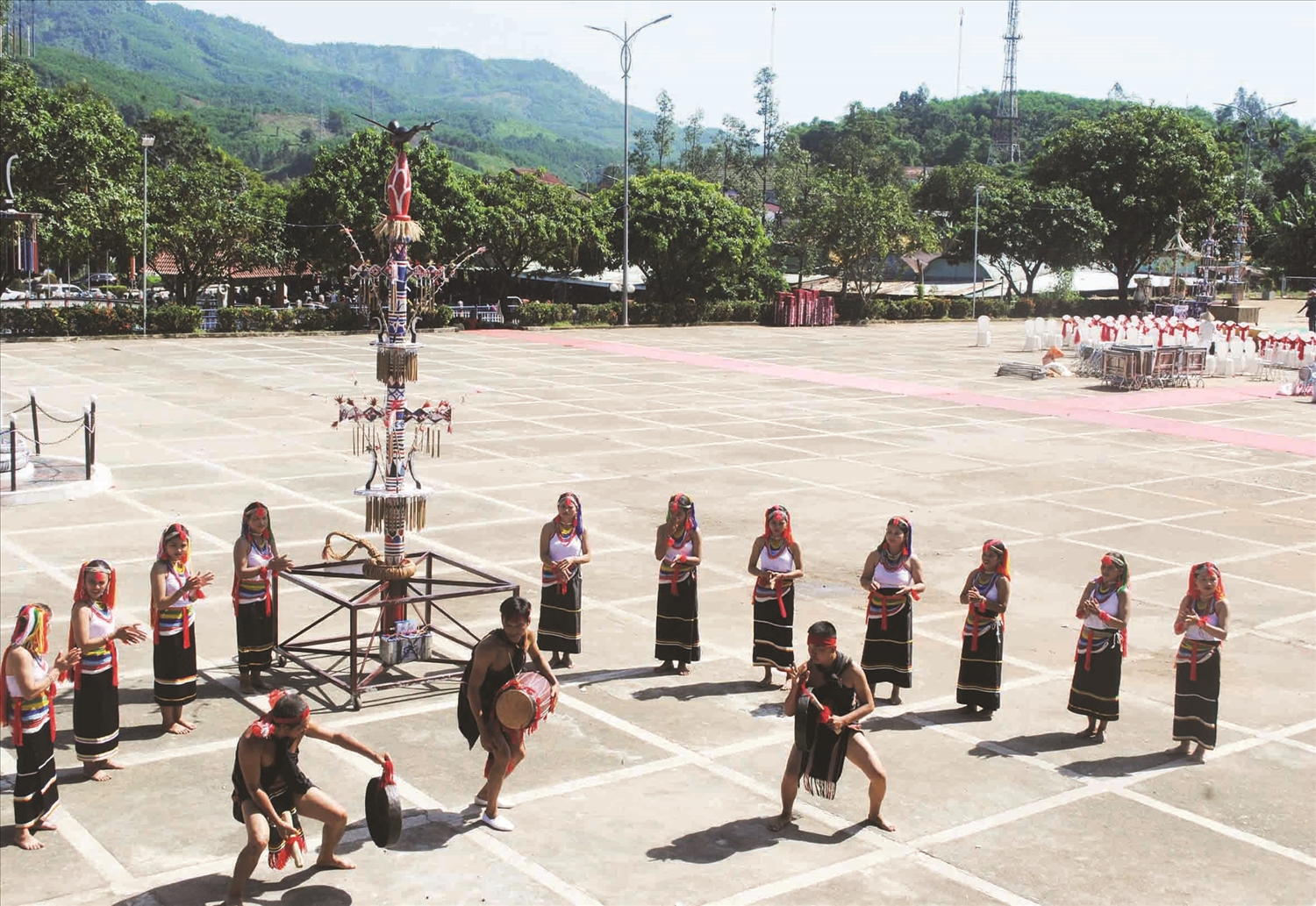 Người Co xã Trà Liên trong lễ hội truyền thống của cộng đồng