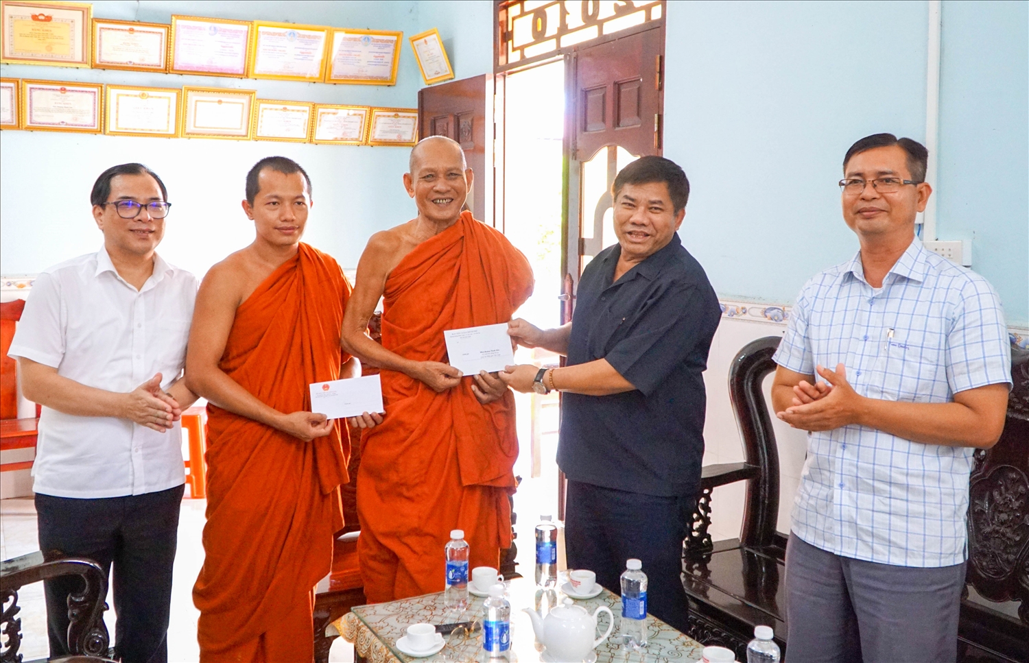Thứ trưởng Y Thông và Đoàn công tác thăm Hòa thượng Chau Sơn Hy và sư sãi chùa Sà Lôn