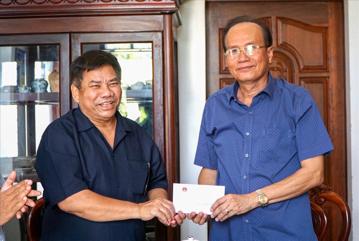 Thứ trưởng Y Thông thăm, trao quà Tết cho ông Lâm Hoàng Sa, nguyên Ủy viên Ban Thường vụ, nguyên Trưởng Ban Dân vận tỉnh Kiên Giang (cũ)