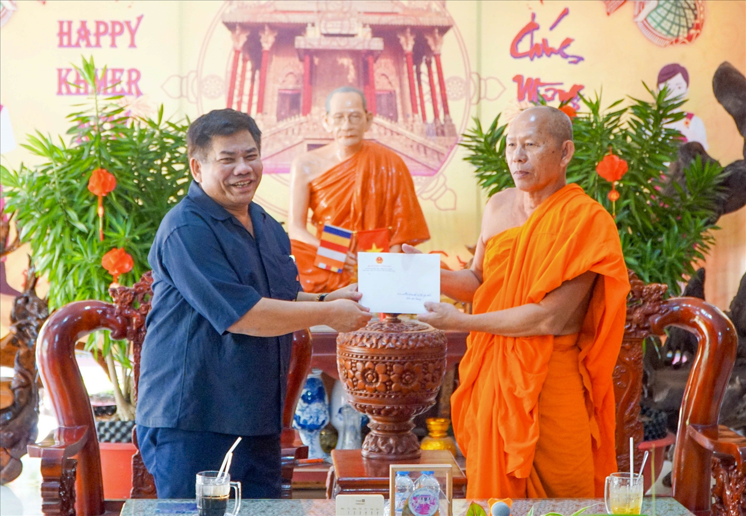 Thứ trưởng Bộ Dân tộc và Tôn giáo Y Thông trao quà Tết tới Hội Đoàn kết sư sãi yêu nước tỉnh An Giang và Hòa thượng Danh Đổng tại chùa Cà Nhung