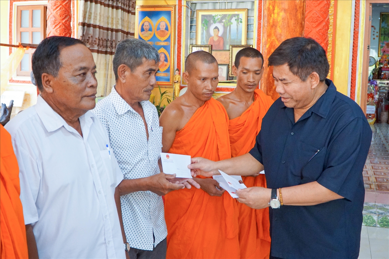 Trao quà Tết tới Người có uy tín, Thứ trưởng Bộ Dân tộc và Tôn giáo Y Thông mong các vị tiếp tục nỗ lực, phát huy vai trò đầu tàu, gương mẫu