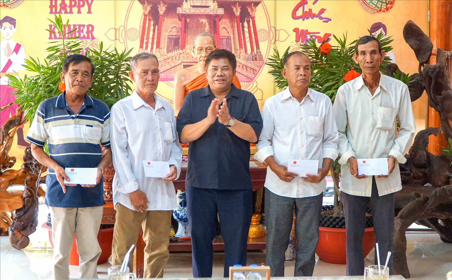 Thứ trưởng Bộ Dân tộc và Tôn giáo Y Thông trao quà Tết cho các vị Người có uy tín ở chùa Cà Nhung