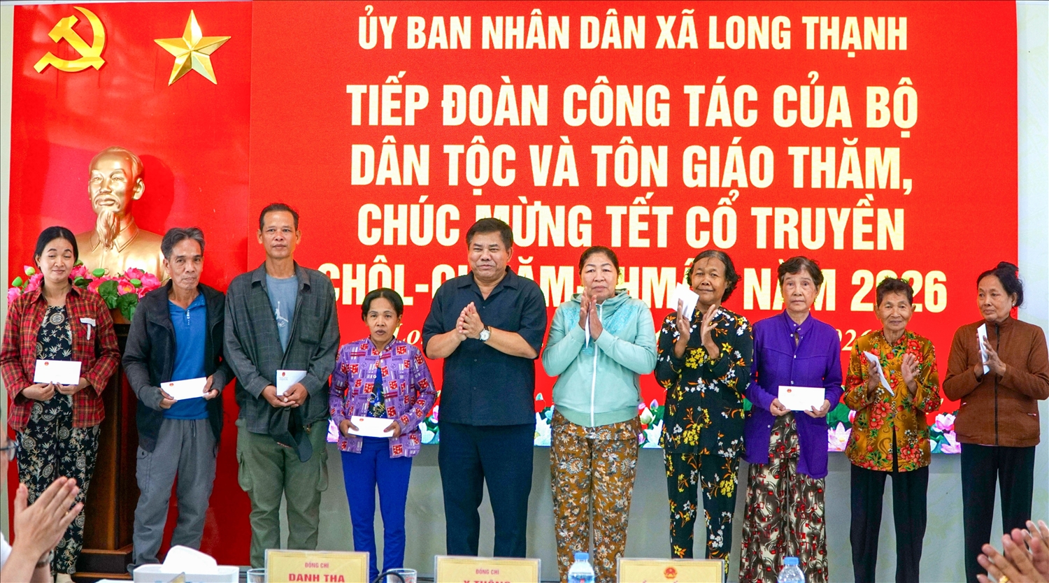 Thứ trưởng Y Thông trao quà Tết tới bà con Khmer có hoàn cảnh khó khăn tại xã Long Thạnh