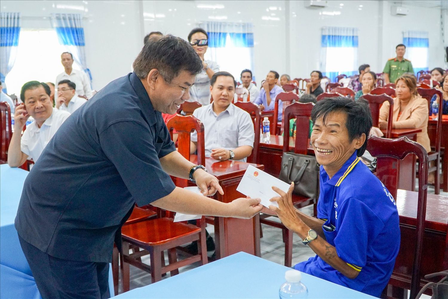 Thứ trưởng Bộ Dân tộc và Tôn giáo Y Thông tận tình thăm hỏi bà con có hoàn cảnh khó khăn tại xã U Minh Thượng