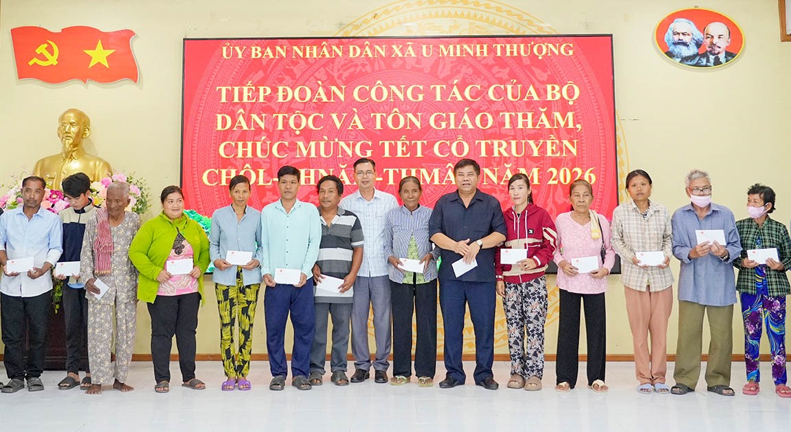 Thứ trưởng Y Thông và Phó Giám đốc Sở Dân tộc và Tôn giáo Danh Tha trao quà tới bà con dân tộc Khmer có hoàn cảnh khó khăn tại xã U Minh Thượng