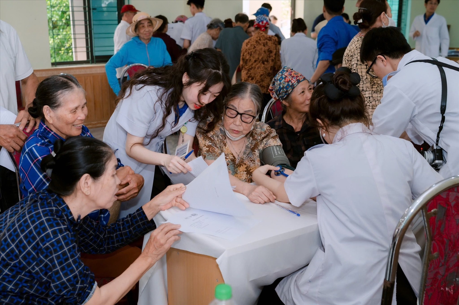 Hơn 250 ngư dân và người dân ở Đặc khu Cát Hải được khám bệnh và cấp phát thuốc miễn phí (Ảnh: CSCC)