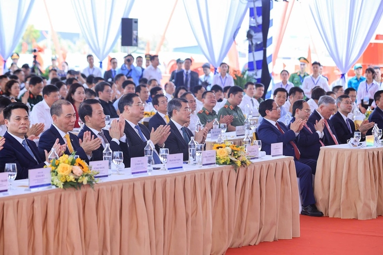 Thủ tướng Lê Minh Hưng; nguyên Ủy viên Bộ Chính trị, nguyên Thủ tướng Chính phủ Phạm Minh Chính cùng các đại biểu tham dự buổi lễ - Ảnh: VGP/Nhật Bắc