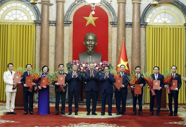 Tổng Bí thư, Chủ tịch nước Tô Lâm trao Quyết định bổ nhiệm cho 6 Phó Thủ tướng và Bộ trưởng Công an, Bộ trưởng Ngoại giao. Thủ tướng Lê Minh Hưng và nguyên Thủ tướng Phạm Minh Chính tặng hoa chúc mừng các đồng chí mới được bổ nhiệm - Ảnh: qdnd.vn