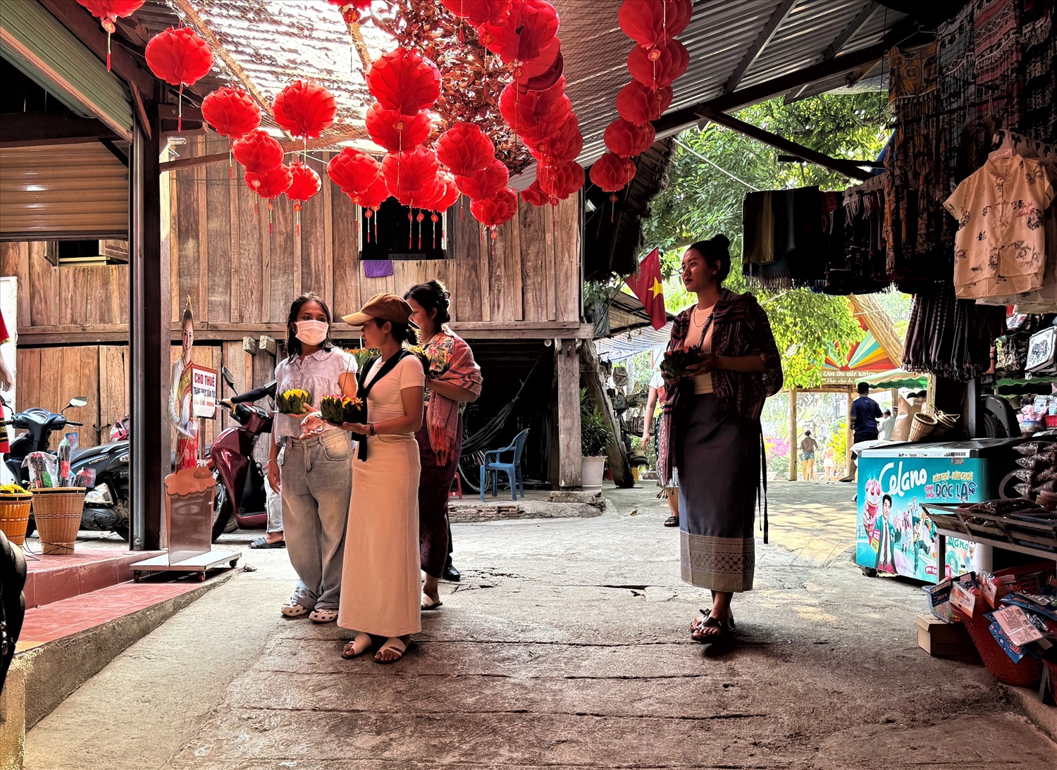 Em kg tin: Vui Tết Bunpimay cùng người Lào nơi biên giới 8