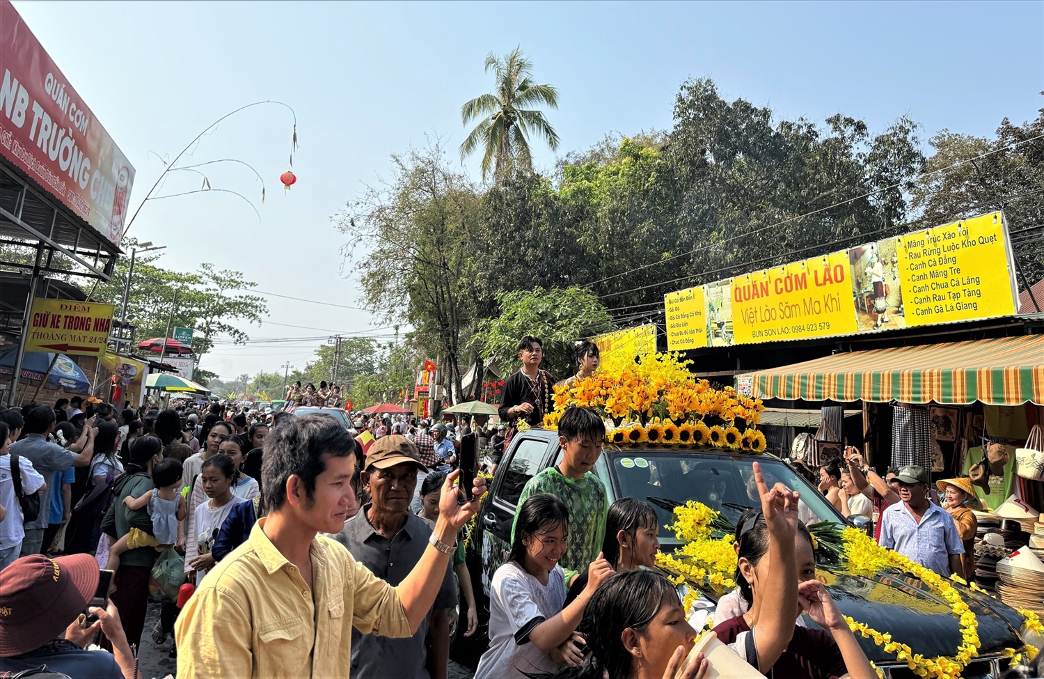 Em kg tin: Vui Tết Bunpimay cùng người Lào nơi biên giới 10