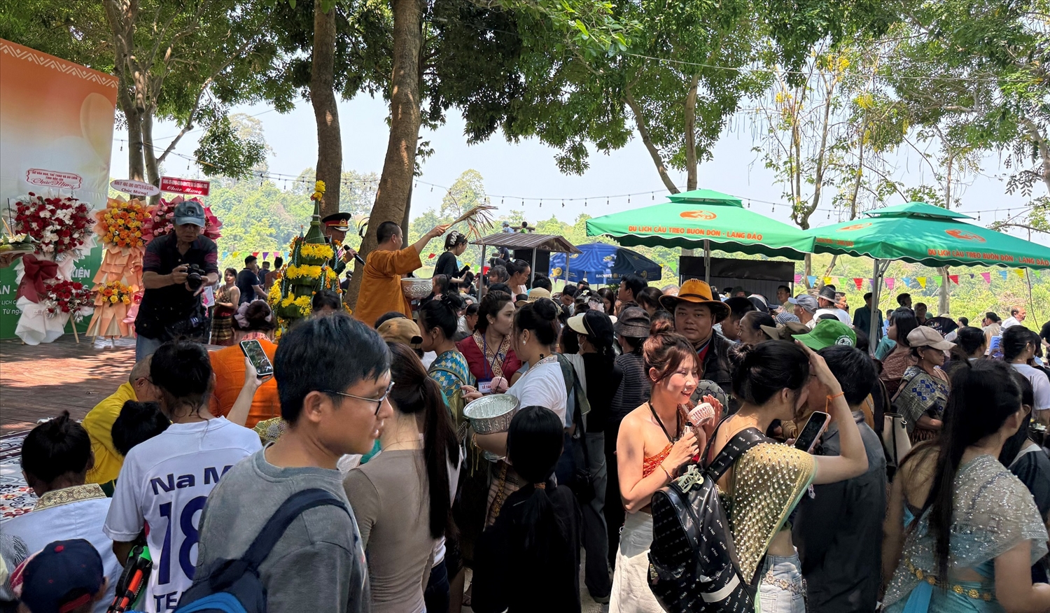 Em kg tin: Vui Tết Bunpimay cùng người Lào nơi biên giới 11