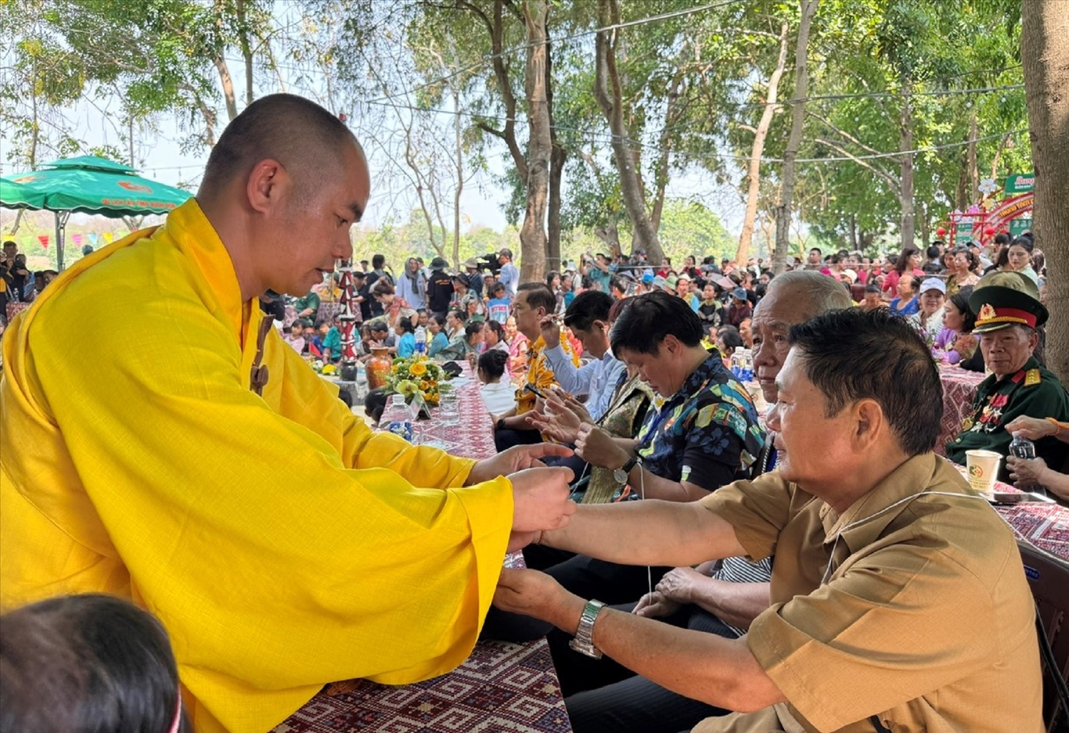 Lễ cột chỉ tay cầu chúc sức khỏe và hạnh phúc