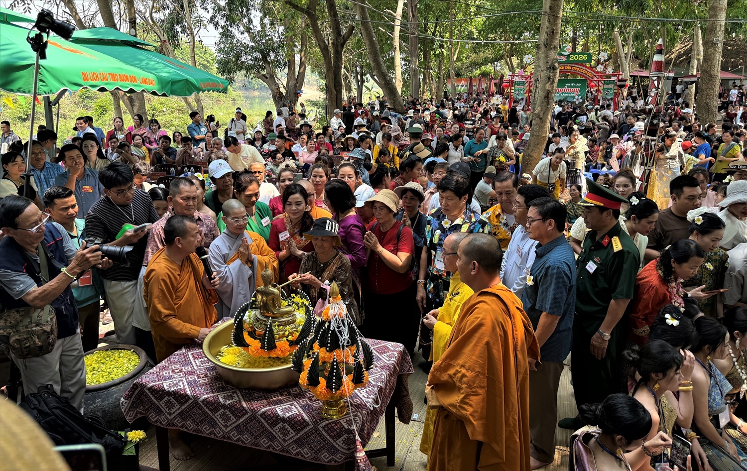 Đông đảo Nhân dân và du khách vui Tết Bunpimay của người Lào