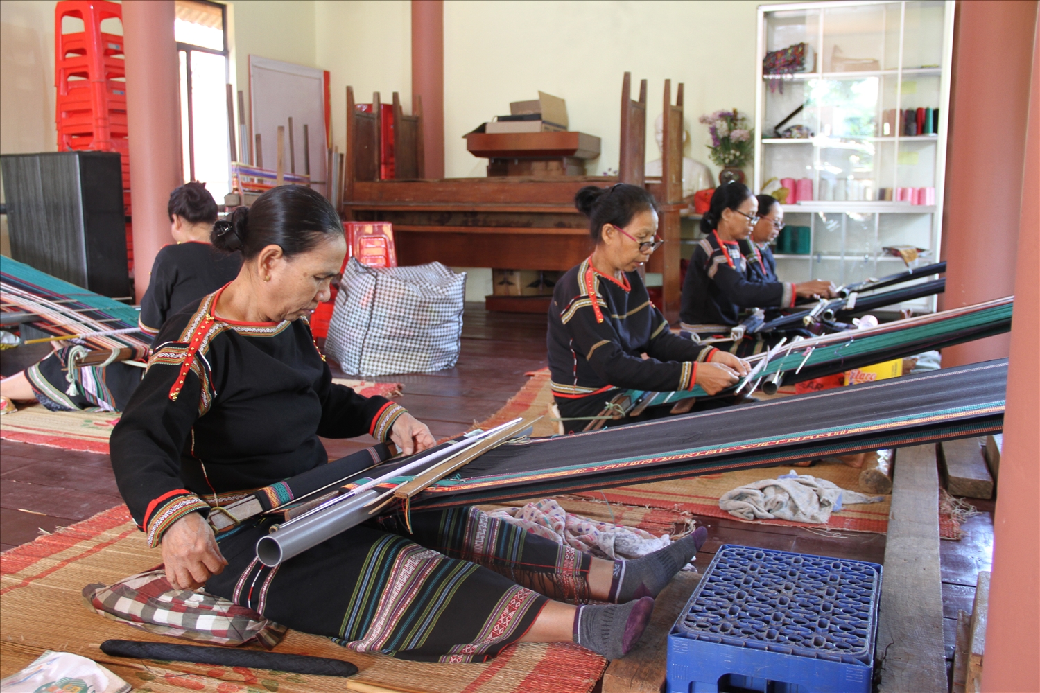 Phụ nữ Mnông buôn Lê dệt thổ cẩm trong nhà sinh hoạt cộng đồng của buôn