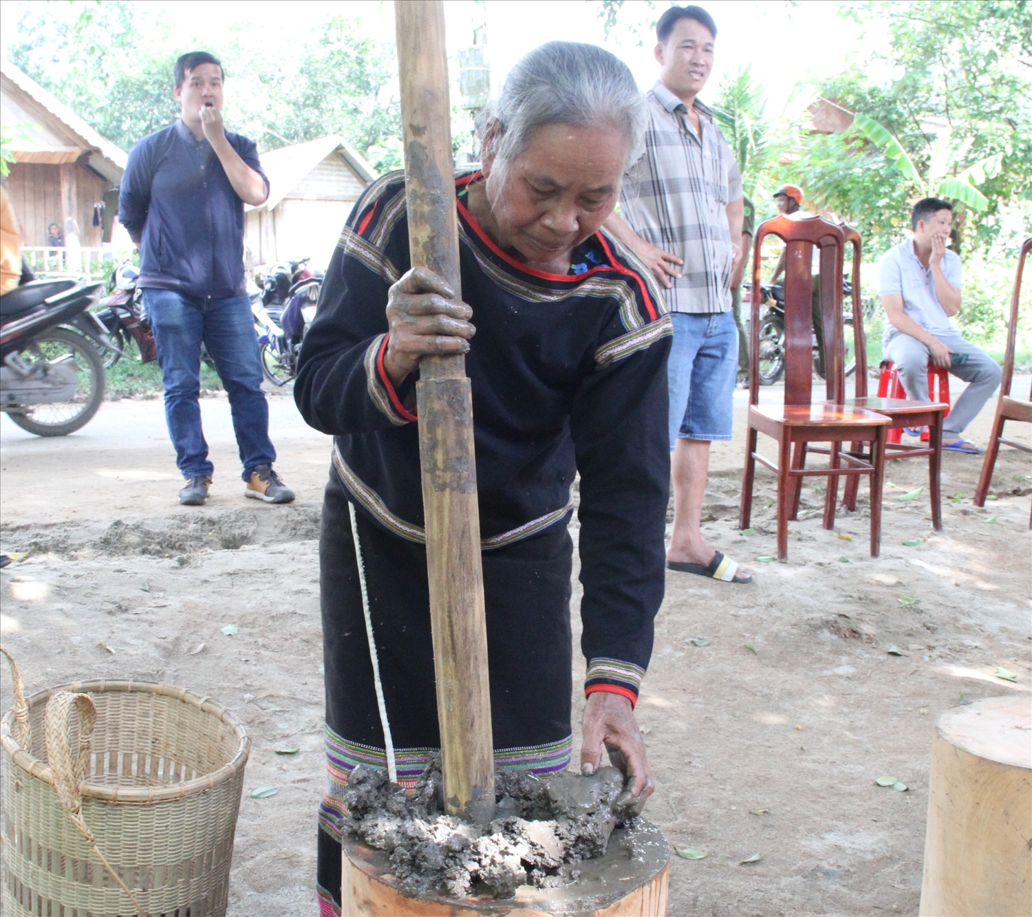 Nghệ nhân H’Phiết Uông giã đất để làm sản phẩm gốm