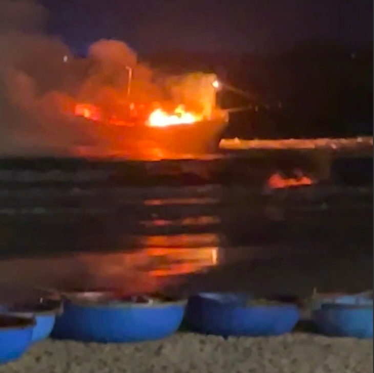 Tàu cá mang số hiệu QNg 55376 TS, đang neo đậu tại bãi ngang vùng biển Phước Thiện bốc cháy dữ dội. (Ảnh: Đ.M)