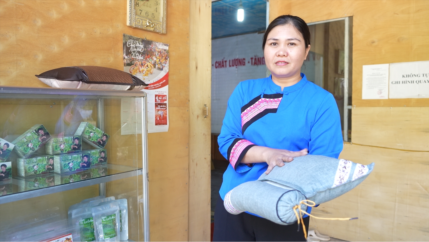 Chị Trần Thị Thu Lan, Giám đốc HTX Sản xuất dịch vụ nông lâm sản Bản Quyền (Tràng Định, Lạng Sơn) giới thiệu các sản phẩm do HTX sản xuất.