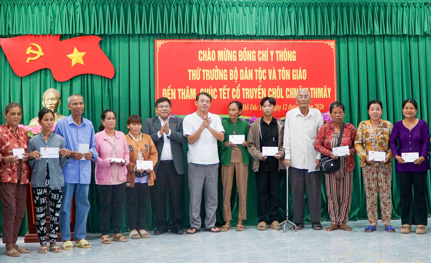 Thứ trưởng Bộ Dân tộc và Tôn giáo Y Thông và Phó Chủ tịch UBND TP. Cần Thơ Nguyễn Văn Khởi tặng quà hộ gia đình dân tộc Khmer có hoàn cảnh khó khăn.