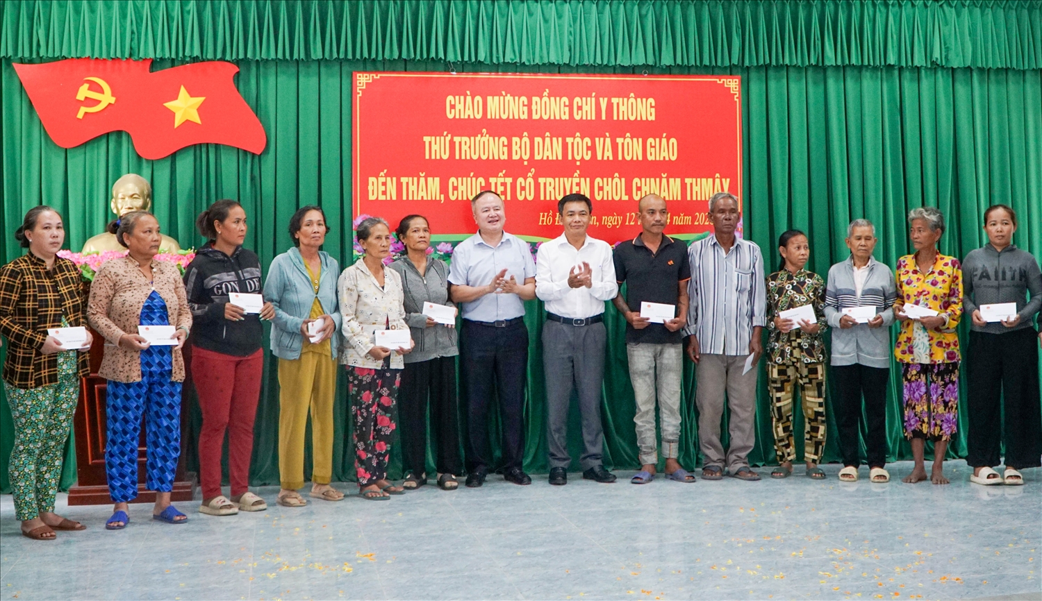 Vụ trưởng Vụ Tuyên truyền công tác dân tộc, tôn giáo Lò Quang Tú và Giám đốc Sở Dân tộc và Tôn giáo Lâm Hoàng Mẫu trao quà cho các hộ gia đình có hoàn cảnh khó khăn