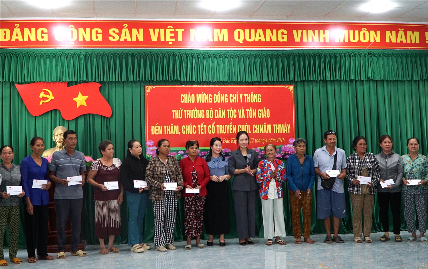 Phó Trưởng ban Tôn giáo Chính phủ Trần Thị Minh Nga và Phó Vụ trưởng Vụ Chính sách Lương Thị Việt Yến trao quà cho các gia đình có hoàn cảnh khó khăn