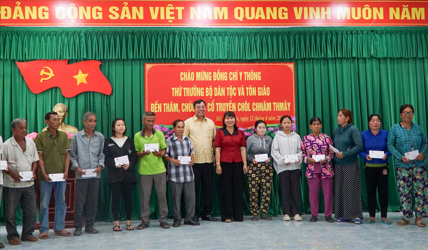 Ông Tào Việt Thắng, Phó Vụ trưởng Vụ Tuyên truyền công tác dân tộc, tôn giáo và bà Huỳnh Thị Mai Phương, Phó Bí thư Thường trực Đảng ủy, Chủ nhiệm Ủy ban kiểm tra Đảng ủy xã Hồ Đắc Kiện trao quà cho các gia đình có hoàn cảnh khó khăn