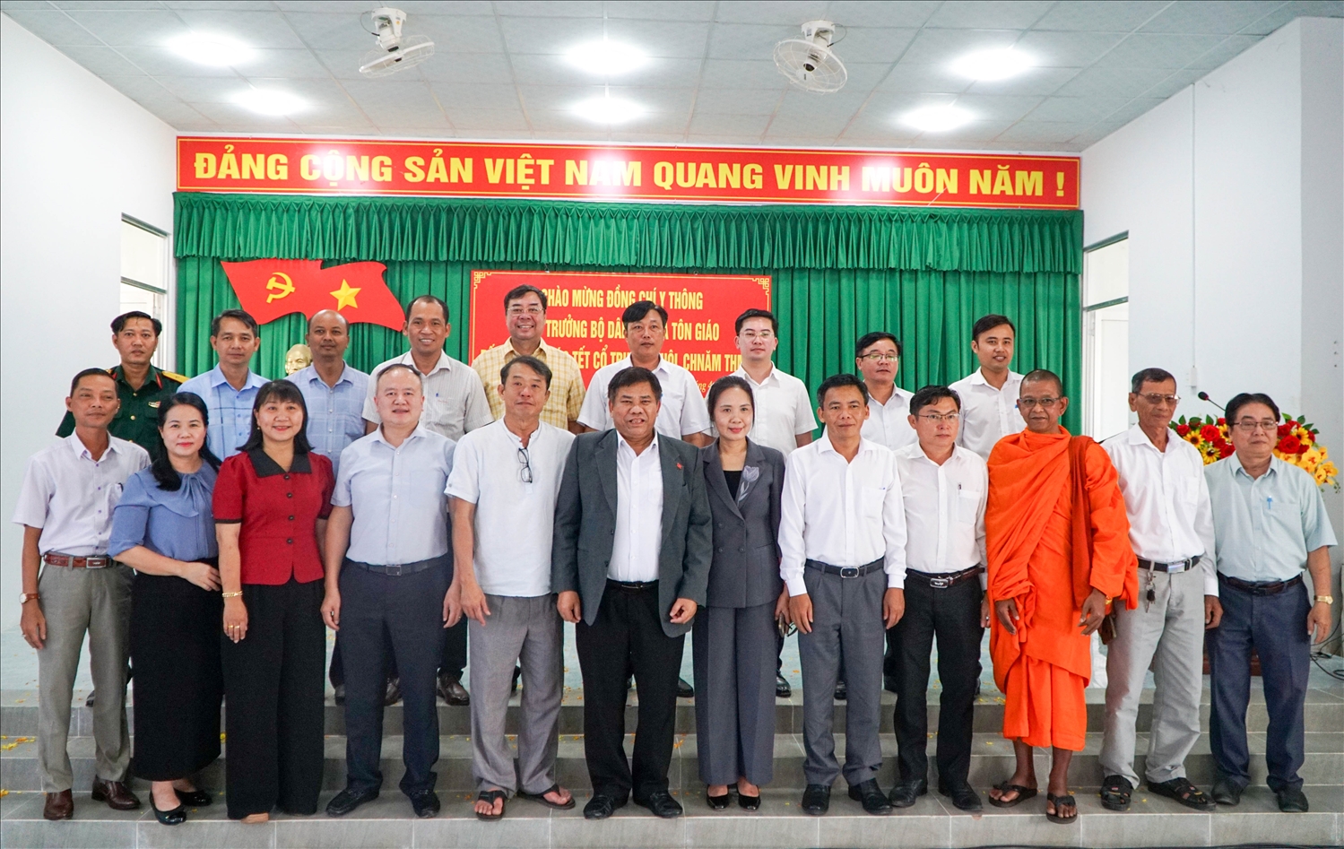 Các đại biểu chụp ảnh lưu niệm