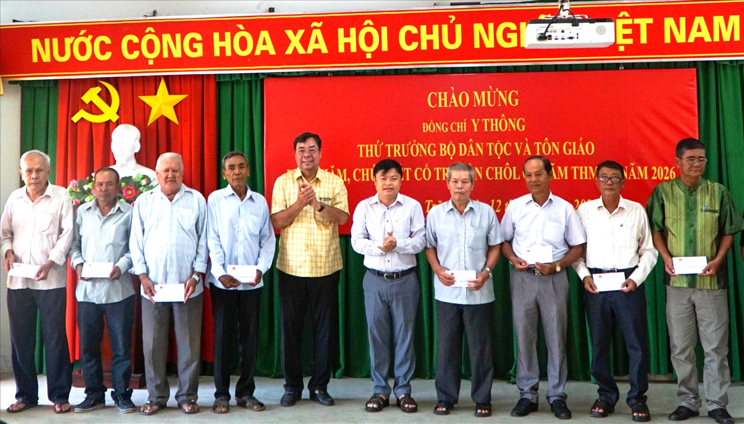 Ông Tào Việt Thắng, Phó Vụ trưởng Vụ Tuyên truyền công tác dân tộc, tôn giáo (thứ 5 từ trái qua) trao quà cho các vị Người có uy tín