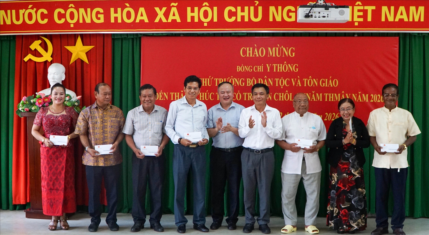 Vụ trưởng Vụ Tuyên truyền công tác dân tộc, tôn giáo Lò Quang Tú và Giám đốc Sở Dân tộc và Tôn giáo TP. Cần Thơ Lâm Hoàng Mẫu trao quà tới các vị Người có uy tín 