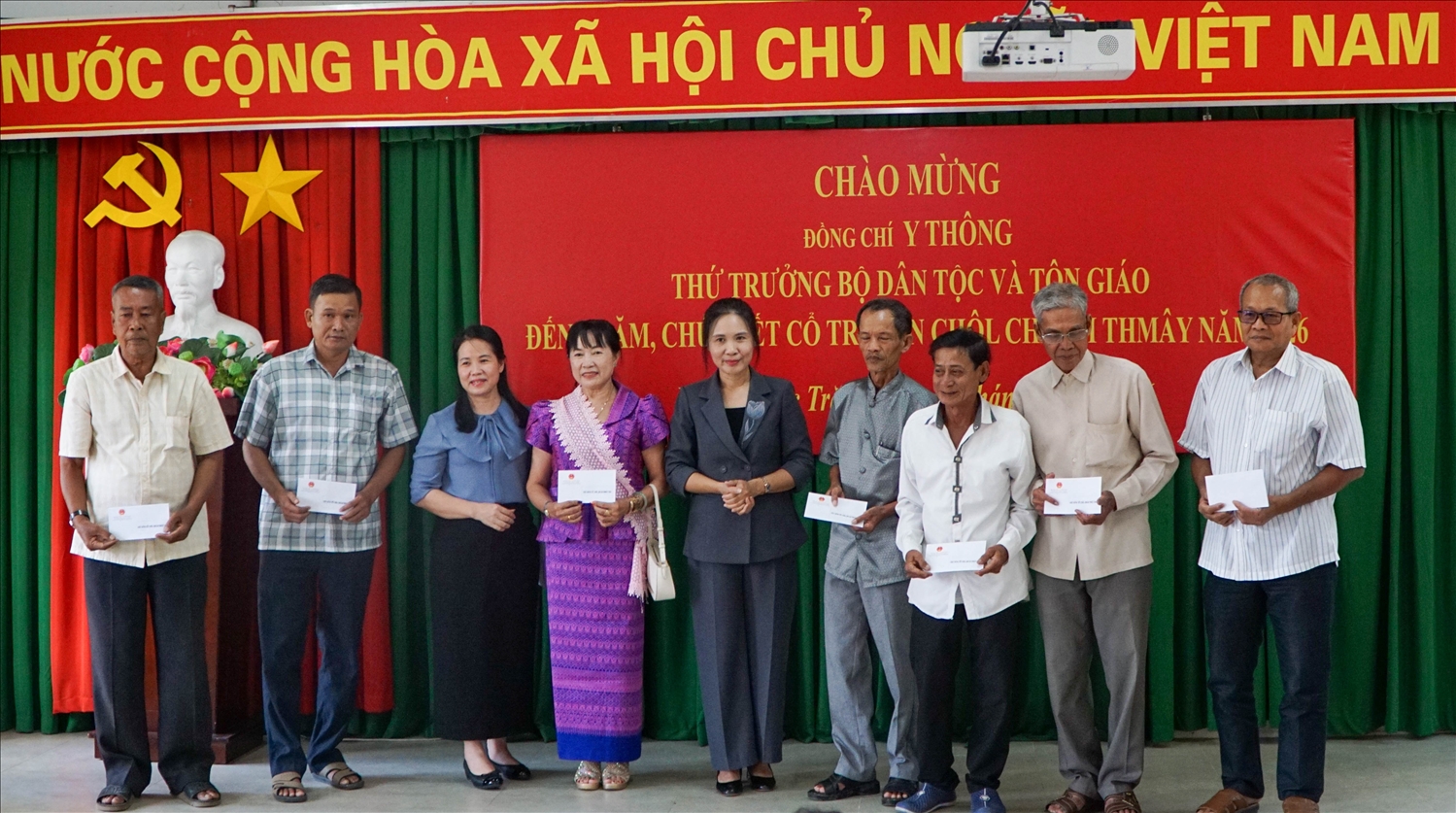 Phó Trưởng Ban Tôn giáo Chính phủ Trần Thị Minh Nga và Phó Vụ trưởng Vụ Chính sách Lương Thị Việt Yến trao quà tới các vị Người có uy tín