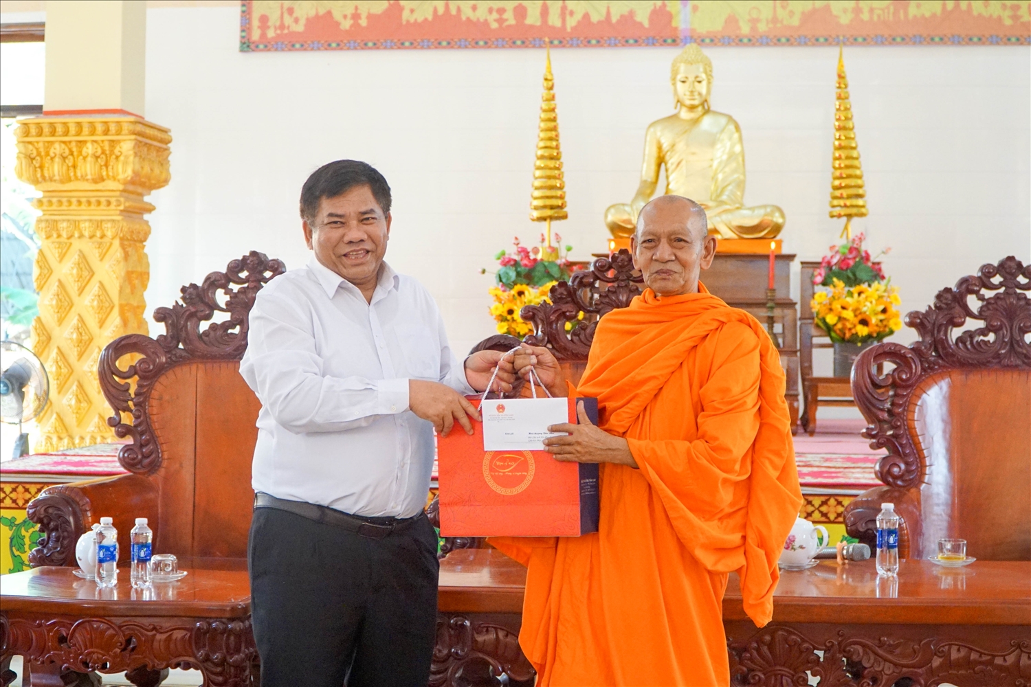 Thứ trưởng Y Thông trao quà tới Hòa thượng Đào Như – Phó Chủ tịch Hội đồng Trị sự Giáo hội Phật giáo Việt Nam, Viện trưởng Học viện, Trưởng ban Trị sự Giáo hội Phật giáo Việt Nam TP. Cần Thơ, Trụ trì chùa Pôthi Somrôm