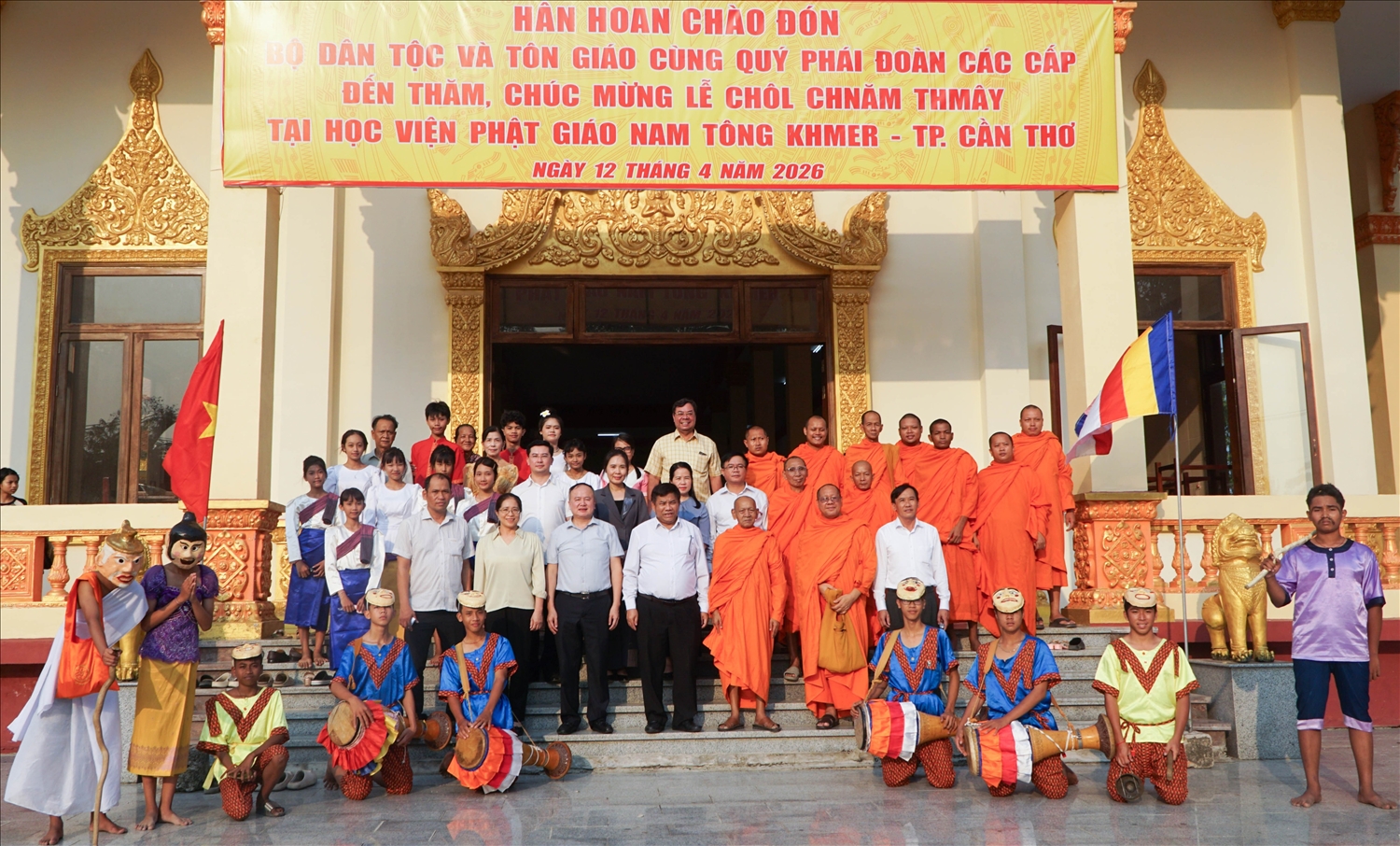 Thứ trưởng Y Thông và Đoàn công tác, cùng chư tăng chụp ảnh lưu niệm tại Học viên Phật giáo Nam tông Khmer