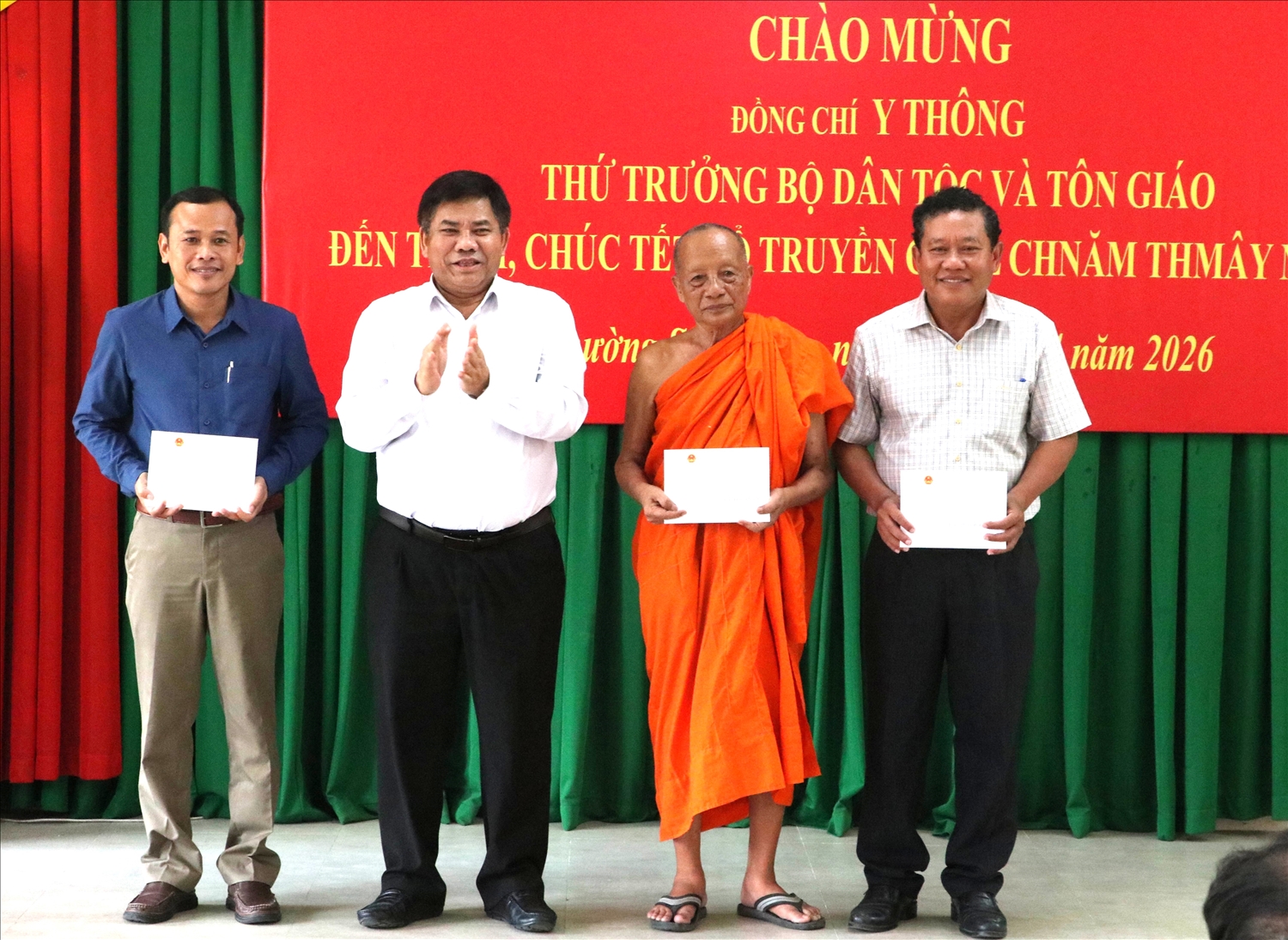 Thứ trưởng Y Thông trao quà chúc Tết tới Trường Bổ túc Văn hóa Pali Trung cấp Nam bộ