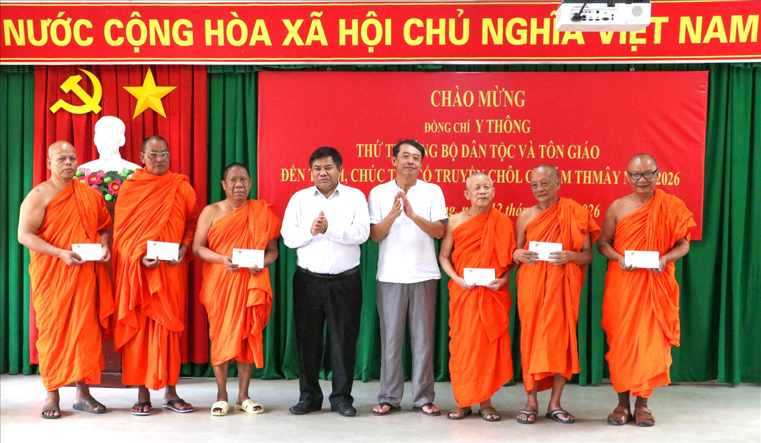 Thứ trưởng Bộ Dân tộc và Tôn giáo Y Thông và Phó Chủ tịch UBND TP. Cần Thơ Nguyễn Văn Khởi trao quà tới các vị Hòa Thượng, chư tăng Phật giáo Nam tông Khmer