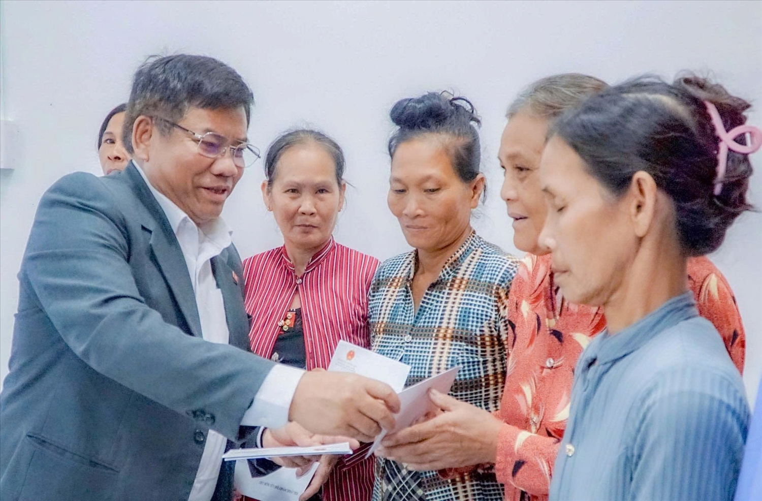 Thứ trưởng Bộ Dân tộc và Tôn giáo Y Thông thăm hỏi, trao quà cho các hộ có hoàn cảnh khó khăn