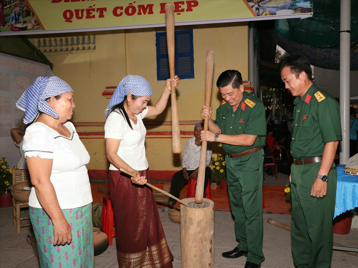 Bộ đội tham gia quết cốm dẹp cùng đồng bào Khmer trong hoạt động Tết Quân dân mừng Chôl Chnăm Thmây diễn ra tại Cần Thơ. (Ảnh: Trung Phạm)