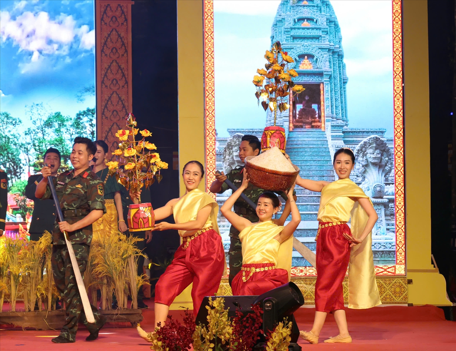 Một tiết mục văn nghệ tại lễ tổng kết. (Ảnh: Trung Phạm)