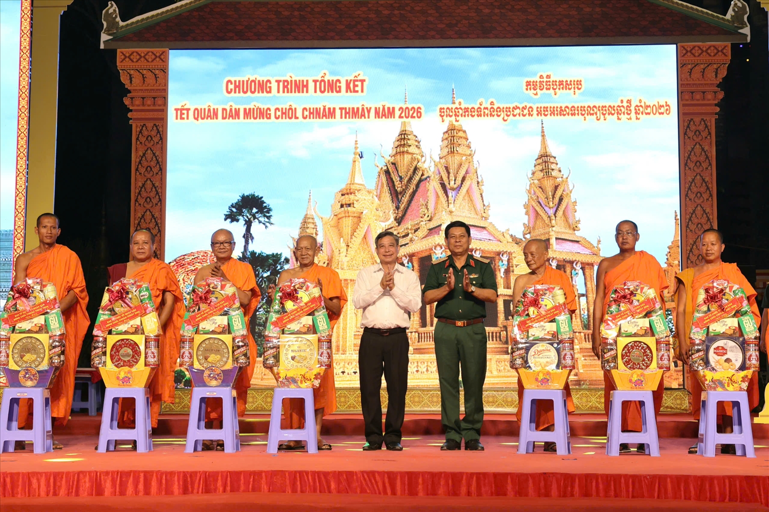 Ông Đồng Văn Thanh, Ủy viên Trung ương Đảng, Phó bí thư Thường trực Thành ủy, Chủ tịch HĐND TP Cần Thơ và Thiếu tướng Quách Văn Nhỏ, Phó tư lệnh Quân khu 9 trao quà tặng trụ trì các Chùa nhân dịp Tết Chôl Chnăm Thmây. (Ảnh: Trung Phạm)