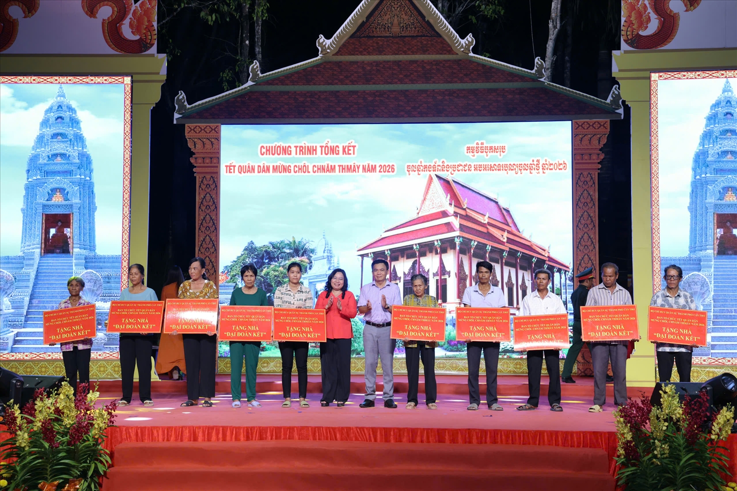 Bà Hồ Thị Cẩm Đào, Phó Bí thư Thành ủy, Chủ tịch Ủy ban MTTQ Việt Nam TP. Cần Thơ và ông Lâm Hoàng Mẫu, Giám đốc Sở Dân tộc và Tôn giáo thành phố, trao tặng Nhà đại đoàn kết cho các hộ dân. (Ảnh: Trung Phạm)